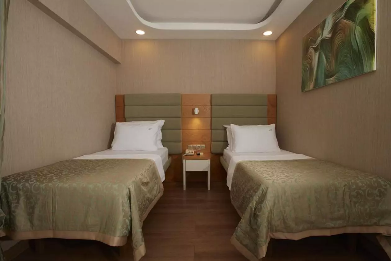 711589LIFECORNER_SHABAVIZPARVAZ (9).jpg